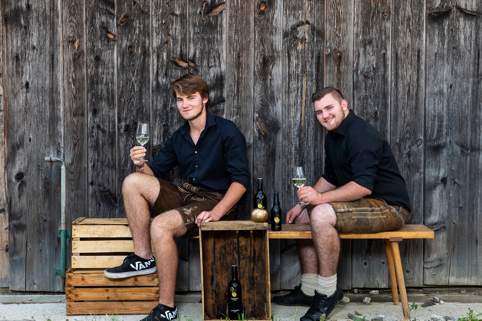 Daniel und Patrick Matzhold vor der Scheune in Lembach